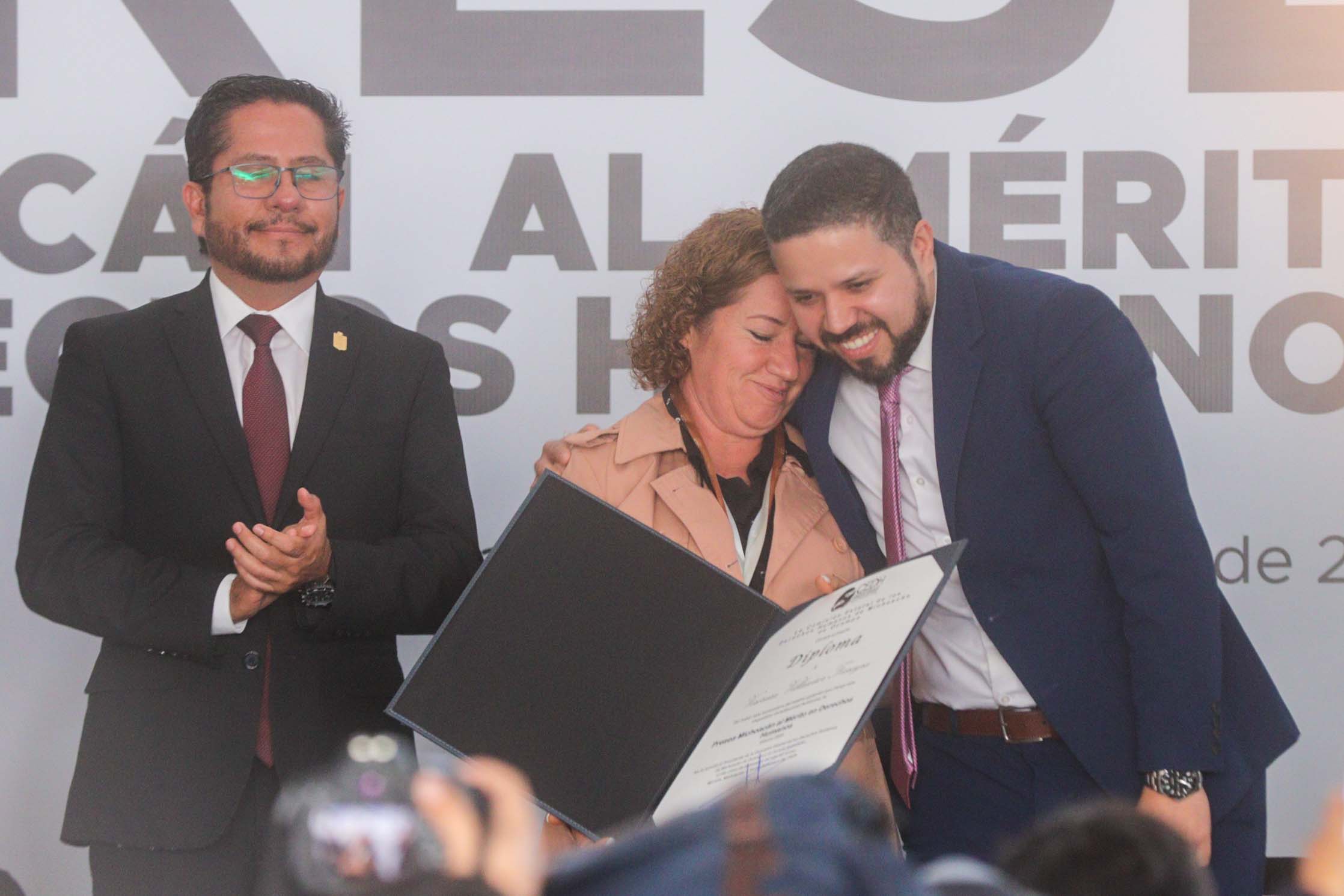 251012 CNDH MEDALLA-1