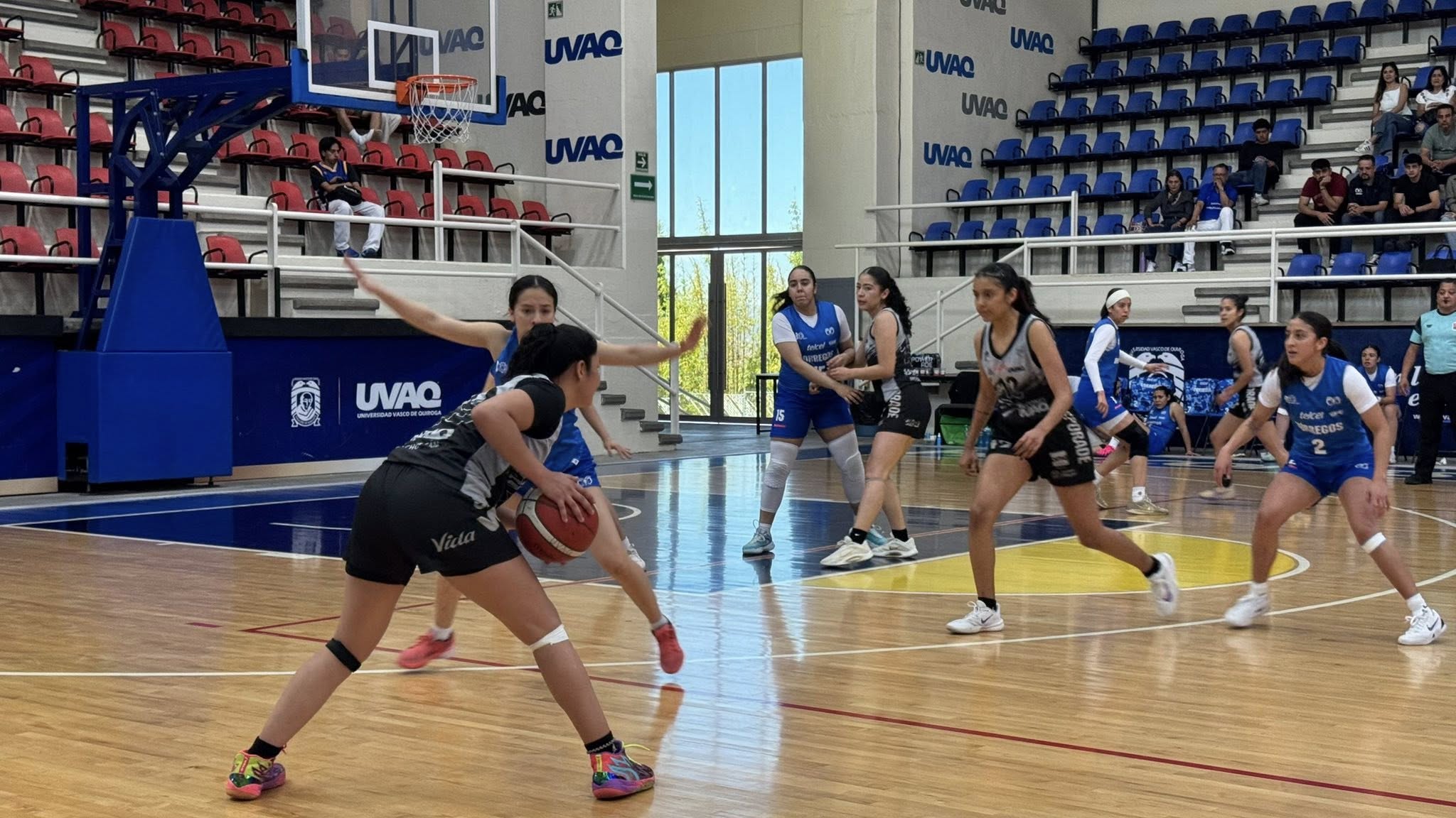 Basquetbolista de la UVAQ destaca concentración para ganar en la duela 